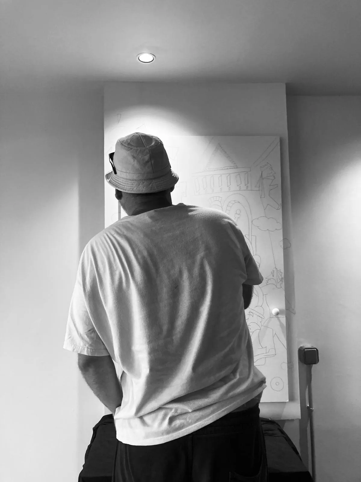 Artiste peignant une fresque inspirée d'une sculpture antique sur un coffret électrique en bois, restaurant, Montpellier