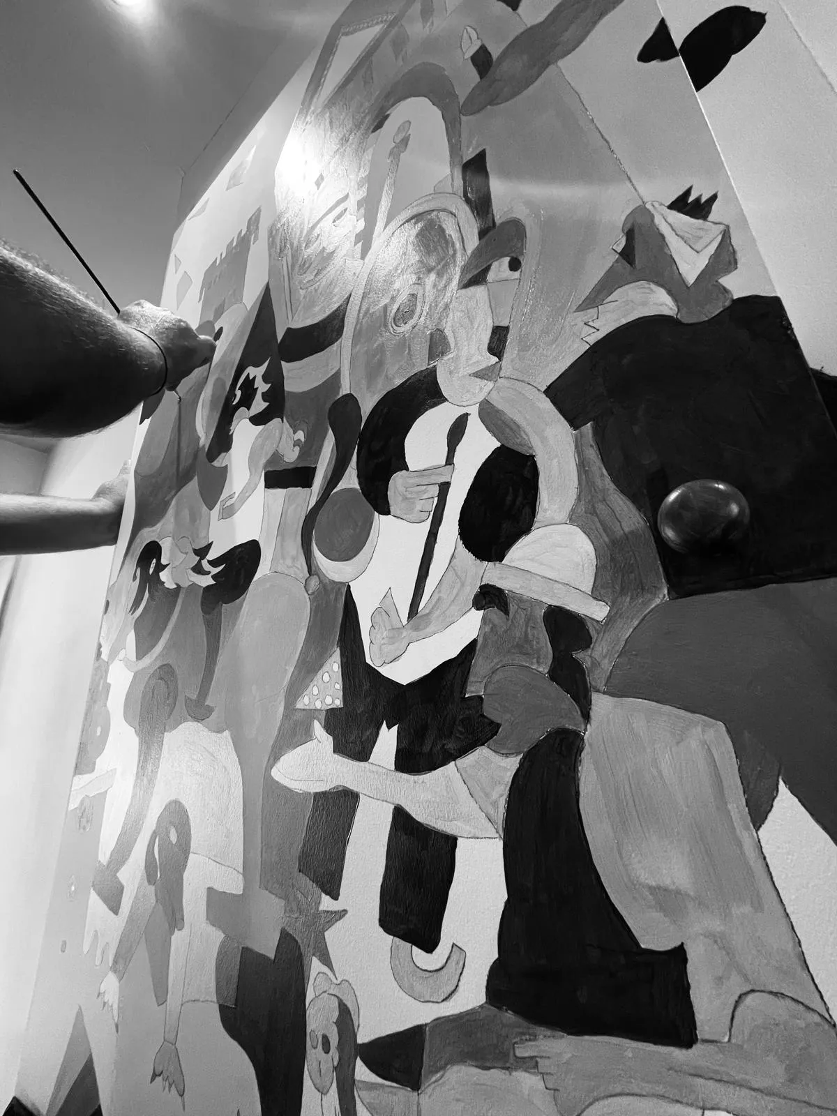 Peintre effectuant les dernières retouches sur une fresque recouvrant le tableau électrique, restaurant, Montpellier