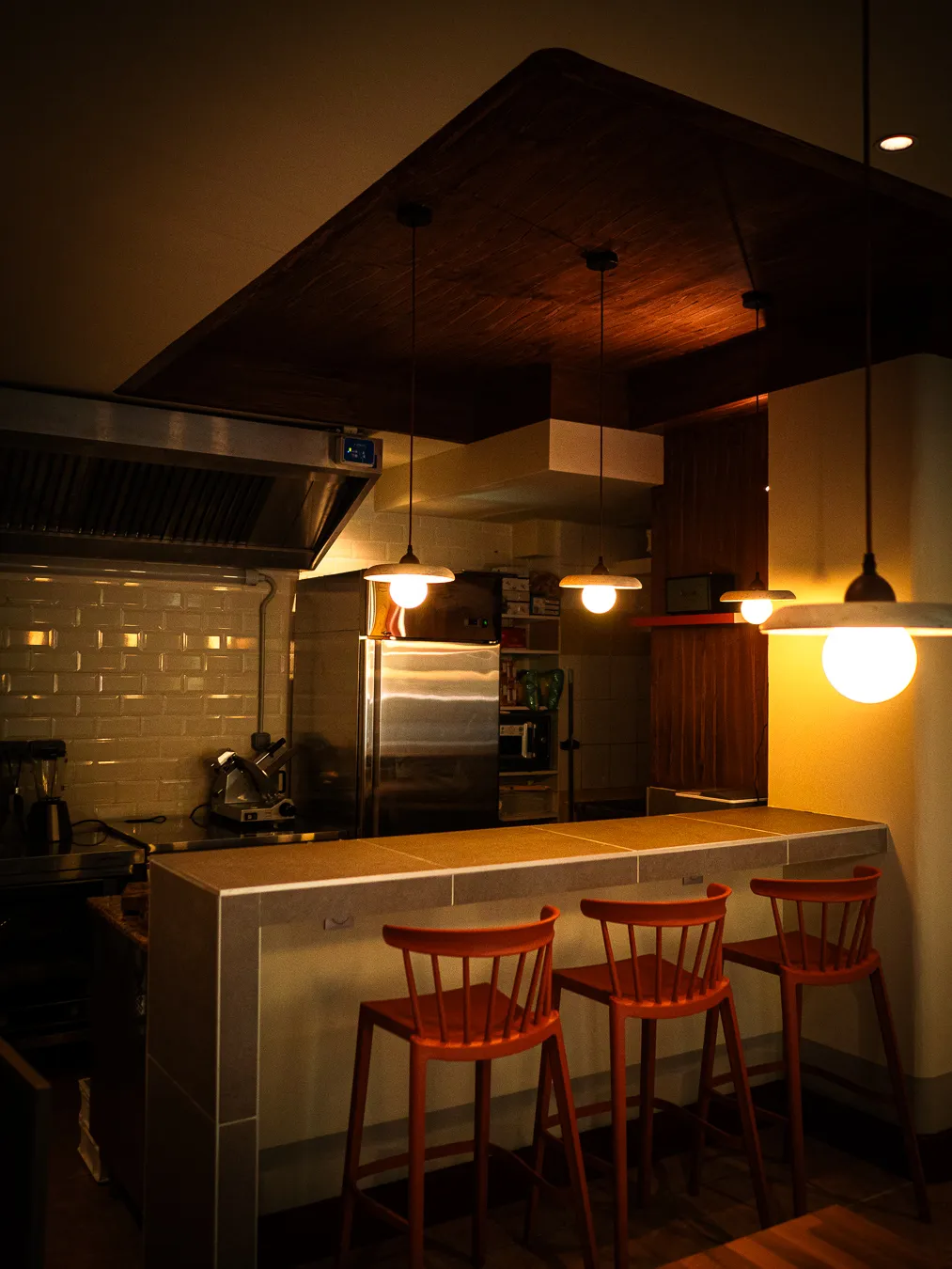 Cuisine et bar du restaurant, carrelage faïence métro, luminaires en pierre, plafond effet noyer, Montpellier