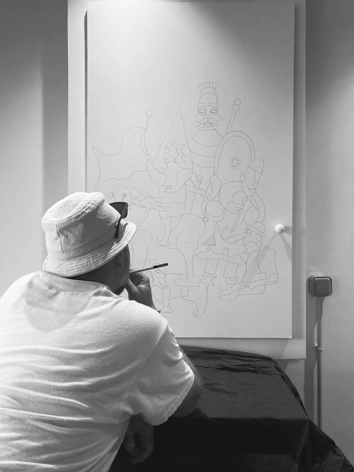 Peintre examinant son croquis au crayon sur un coffret électrique en bois, restaurant, Montpellier